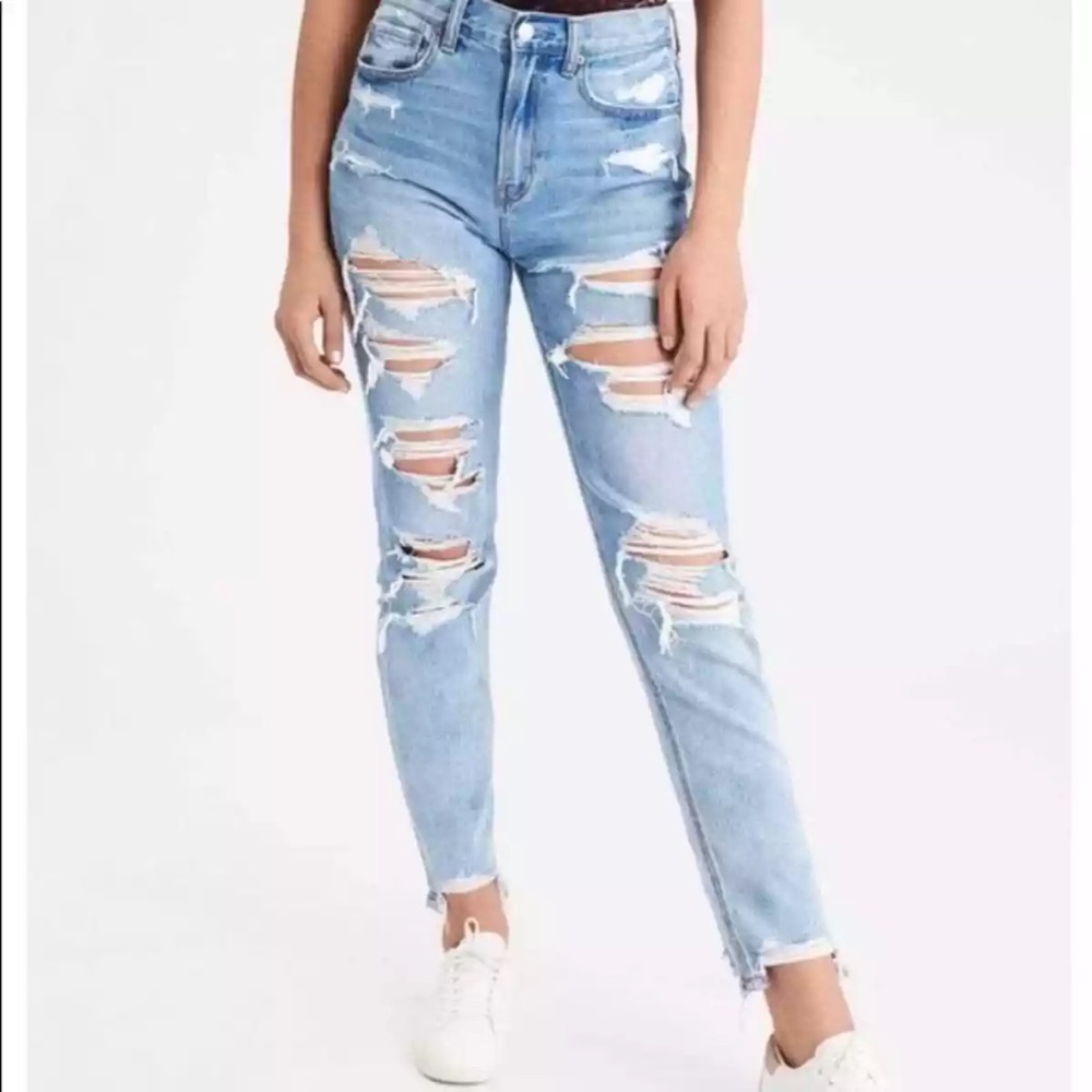 Women’s American eagle destroyed distressed mom jeans size 6